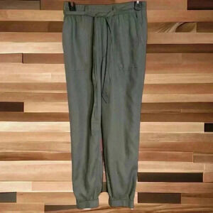 Hollister size small Junior’s army green joggers with tie elastic waist.